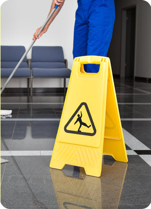 Homme d'entretien fait le ménage en entreprise